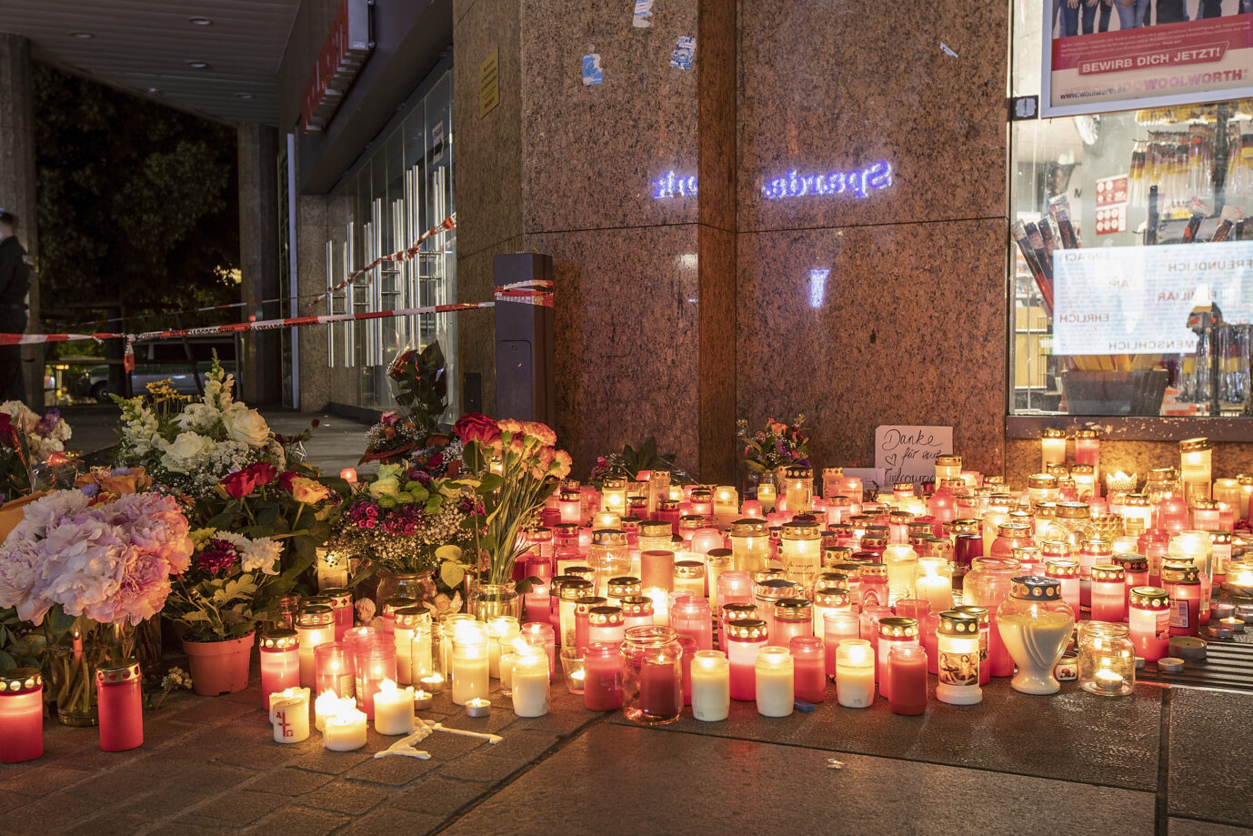 Trauer über einen Fall von vielen: Der Anschlag eines Somaliers auf deutsche Frauen in Würzburg forderte am 25. Juni 2021 drei Todesopfer. Foto: picture alliance / HMB Media/Julien Becker