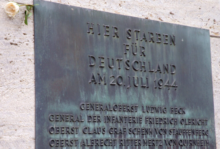 Gedenktafel zu Ehren der Verschwörer und Graf Stauffenberg im Bendlerblock Foto: picture alliance/dpa | Wolfgang Kumm