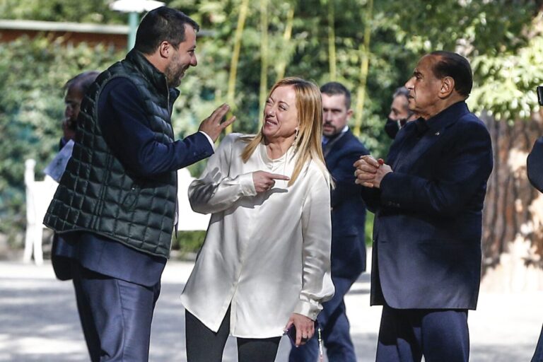 Nach den Neuwahlen wahrscheinlich die neuen starken Politiker Italiens: Matteo Salvini, Giorgia Meloni und Silvio Berlusconi. Die rechteste Regierung seit Mussolini.