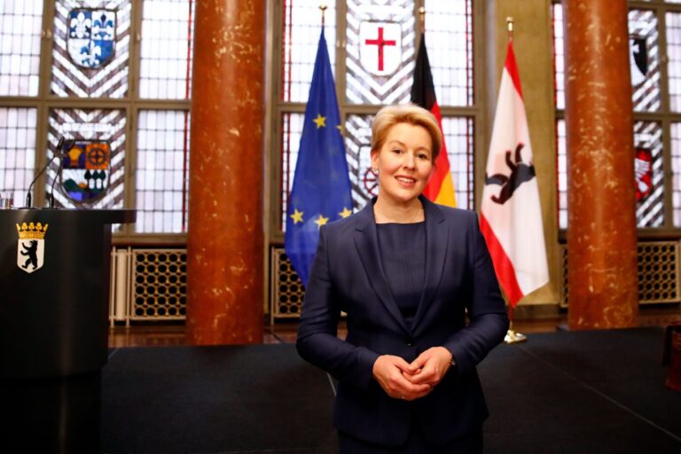 Franziska Giffey (SPD), Regierende Bürgermeisterin von Berlin, im Roten Rathaus, ihrem Regierungssitz. Der Stadtstaat steht vor dem Kollaps.