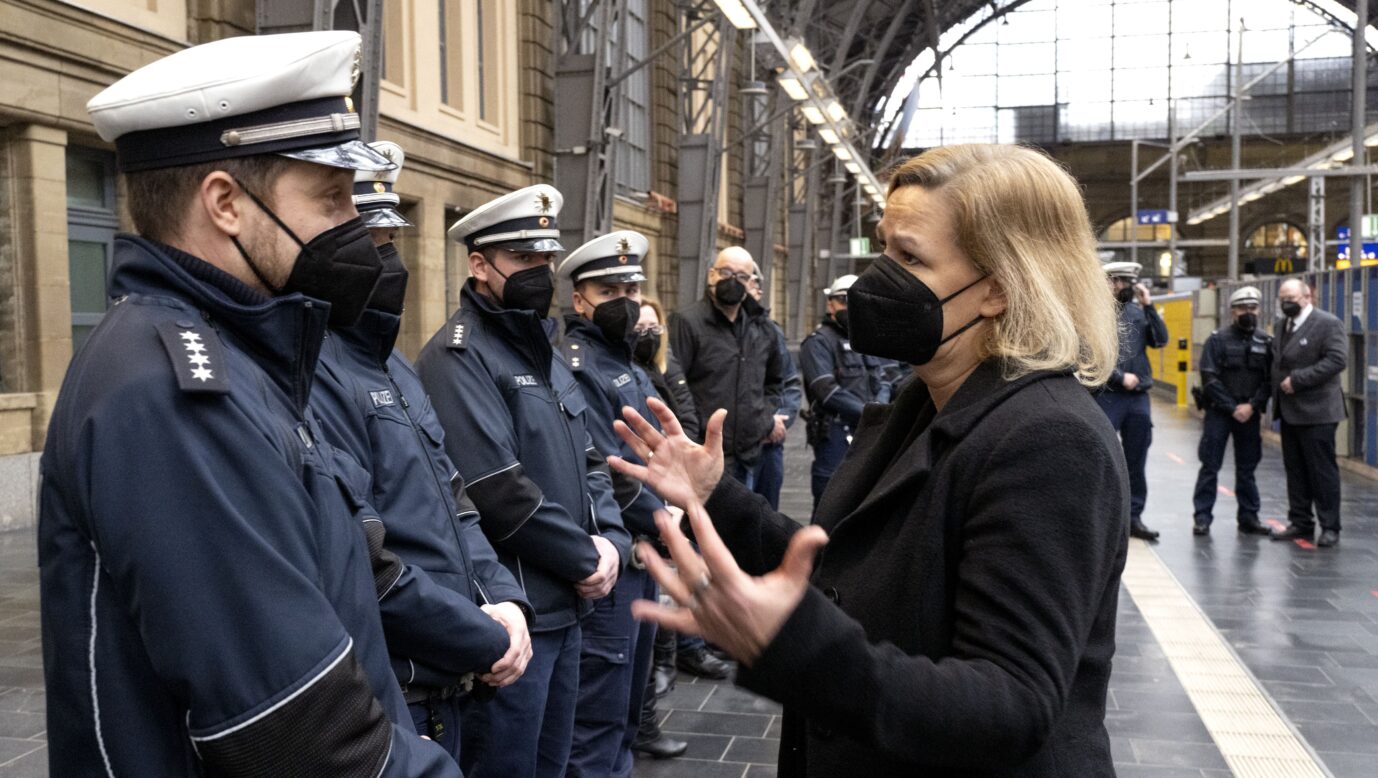 Bundesinnenministerin Nancy Faeser (SPD) redet auf Polizisten ein - hier am Hauptbahnhof Franfkurt am Main anläßlich einer Schweigeminute für einen getöteten Beamten.