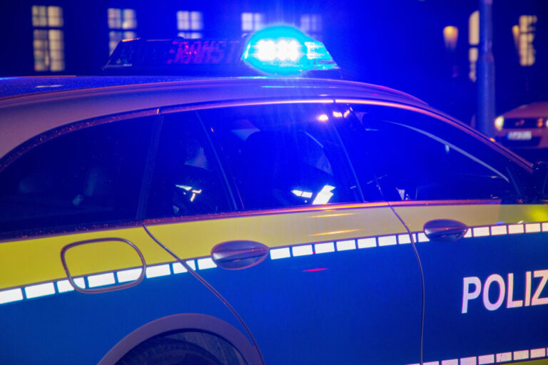 Polizeiwagen mit Blaulicht (Symbolbild). Die Berliner Polizei hat einen 15jährigen wegen des Verdachts auf Raub mit Todesfolge festgenommen Foto: picture alliance / CHROMORANGE | Udo Herrmann