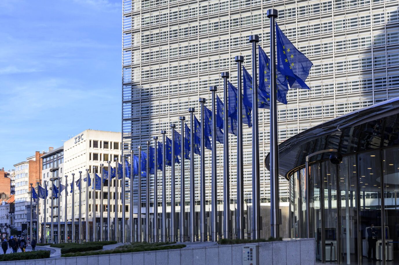 EU-Flaggen in Brüssel: Vollen Inflationsausgleich für Angestellte der EU Foto: picture alliance / Geisler-Fotopress | Dwi Anoraganingrum/Geisler-Fotop