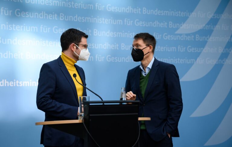 Maskenfans unter sich: Bundesjustiminister Marco Buschmann (FDP) mit Gesundheitsminister Karl Lauterbach (SPD). Jetzt hagelt es Kritik. am der Maskenpflicht.