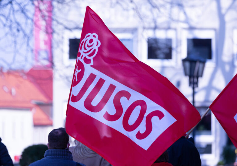Ein Anhänger der SPD-Nachwuchsorganisation Jusos, für Giffeys Koalitionspläne haben sie nicht viel übrig