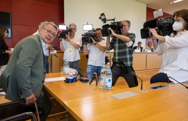 Georg Nüßlein vor dem Masken-Untersuchungsausschuß des Landtags in Bayern: kein strafbares Verhalten Foto: picture alliance/dpa | Peter Kneffel