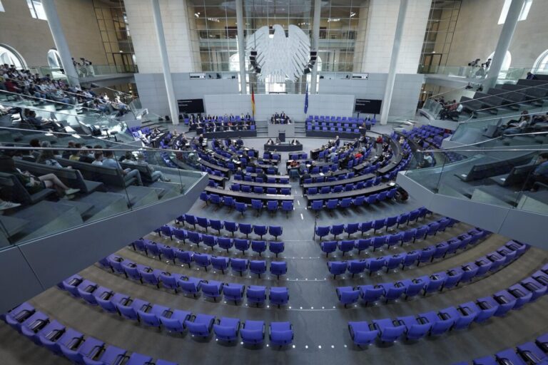 Afd und der Hammelsprung: Der mit nur wenigen Abgeordneten gefüllte Plenarsaal des Bundestags.