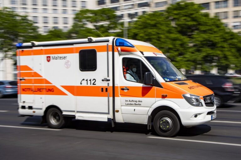 Krankenwagen in Berlin: FDP fordert hartes Durchgreifen gegen Blockierer Foto: picture alliance / NurPhoto | Emmanuele Contini