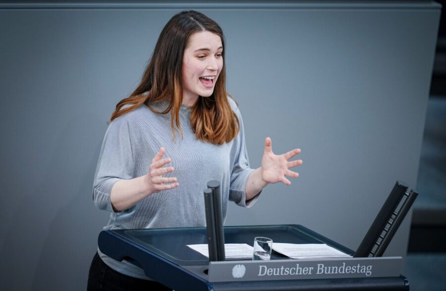 Die jüngste Abgeordnete des Deutschen Bundestags, Emilia Fester (Grüne), will das Wahlrecht für alle. Das sagte sie Wolfgang Schäuble (CDU).