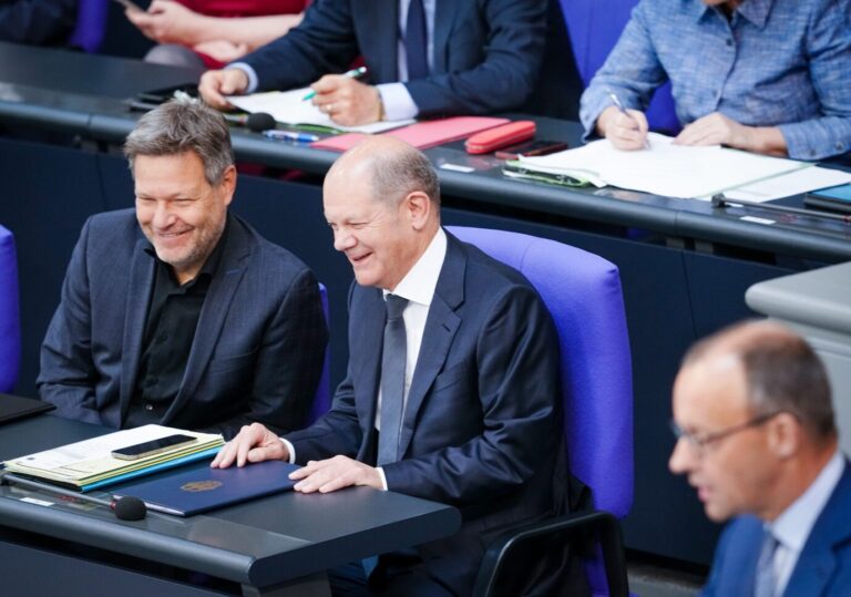 Neue Umfrage: Wirtschaftsminister Robert Habeck (Grüne, links) hat gut lachen. Die Mehrheit will ihn als Kanzler. Er ist beliebter als Amtsinhaber Olaf Scholz (SPD) und CDU-Chef Friedrich Merz (rechts).