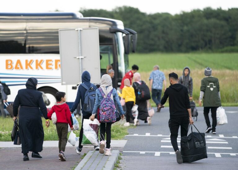 Es kommen wieder deutlich mehr Asylbewerber nach Deutschland. Hier ein Symbolbild von der Ankunft in Ter Apel (Niederlande).