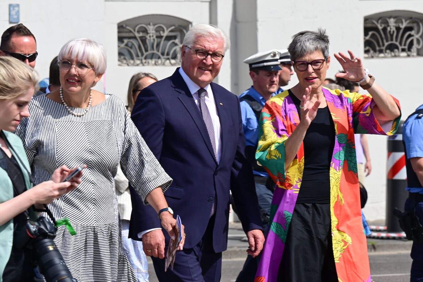 Kultur-Staatsministerin Claudia Roth (links) mit Documenta-Chefin Sabine Schormann (rechts) bei der Ausstellungs-Eröffnung mit Bundespräsident Frank-Walter Steinmeier.