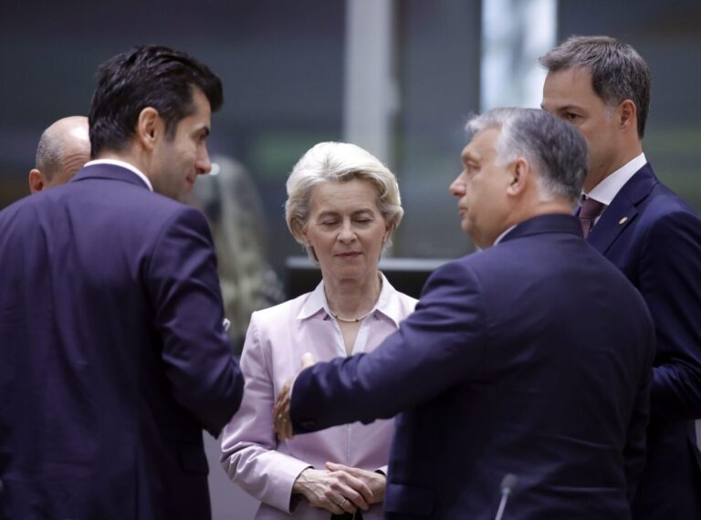 Ursula von der Leyen (Mitte) im Kreise von Regierungschefs: Hexenjagd auf Ungarn Foto: picture alliance / EPA | OLIVIER HOSLET