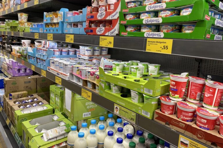 Lebensmittelregal: Der Gang in den Supermarkt wird immer teuer Foto: picture alliance / SvenSimon | Frank Hoermann/SVEN SIMON