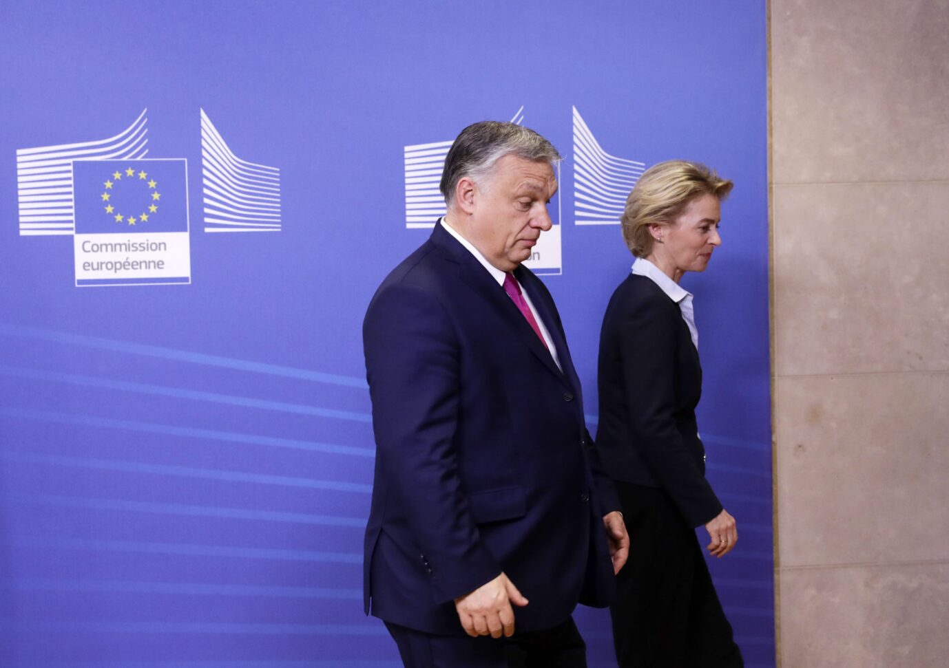 Viktor Orbán und EU-Chefkommissarin Ursula von der Leyen: EU empört über Ungarns Schulpolitik Foto: picture alliance/EPA-EFE | OLIVIER HOSLET