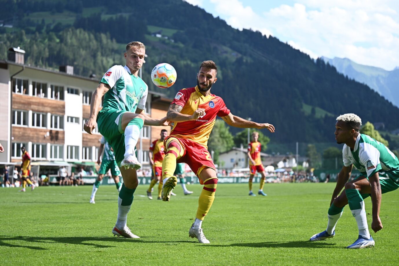Fabian Schleusener (KSC) im Zweikampf mit Amos Pieper (Bremen): Werder Bremen während eines Spiels gegen den Karlsruher SC im Rahmen des aktuellen Trainingslagers im Zillertal.