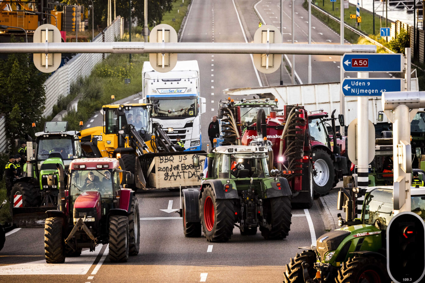 Traktoren blockieren ein Verteilerzentrum der Supermarktkette Jumbo: Die Landwirte kämpfen um ihre Existenz