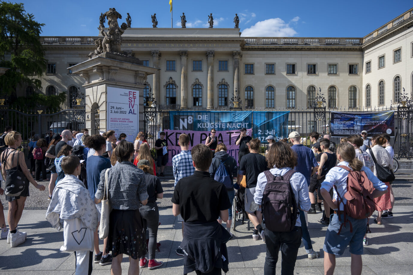 In Berlin haben am vergangenen Samstag Demonstranten gegen den geplanten Vortrag über Zweigeschlechtlichkeit beim Menschen protestiert Foto:picture alliance/dpa | Christophe Gateau