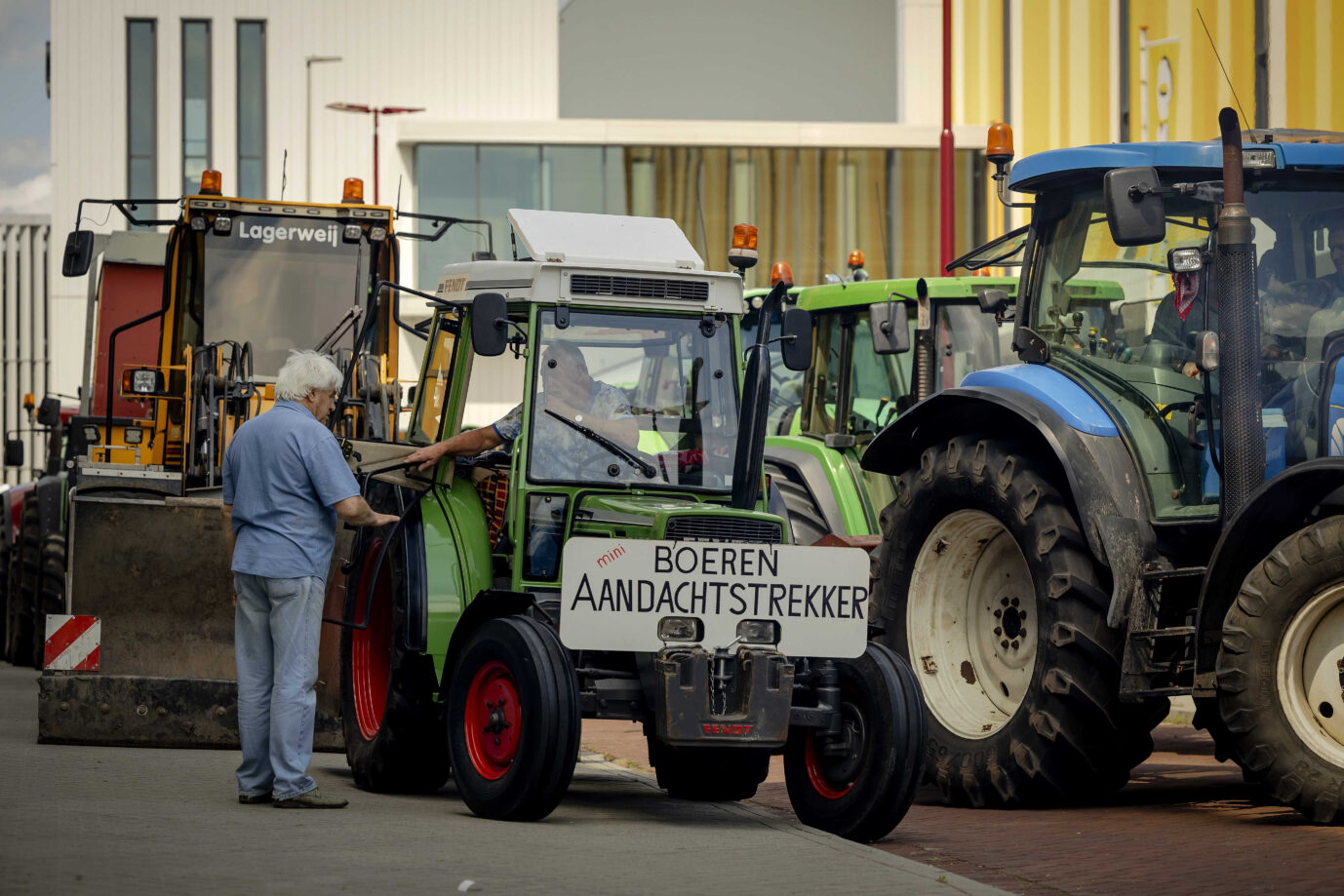 Niederländische Landwirte blockieren eine Zufahrtsstrecke zum Verteilerzentrum einer Supermarktkette