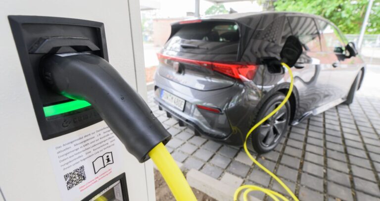 Energiekrise:: Die Kosten für den Unterhalt von Elektroautos drohen zu explodieren und teurer zu werden als für Verbrenner.
