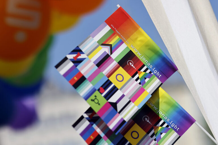 Zu viele Pride-Flaggen verwirren Berliner Ministerien und stoßen nicht überall auf Anklang Foto: picture alliance / Panama Pictures | Christoph Hardt