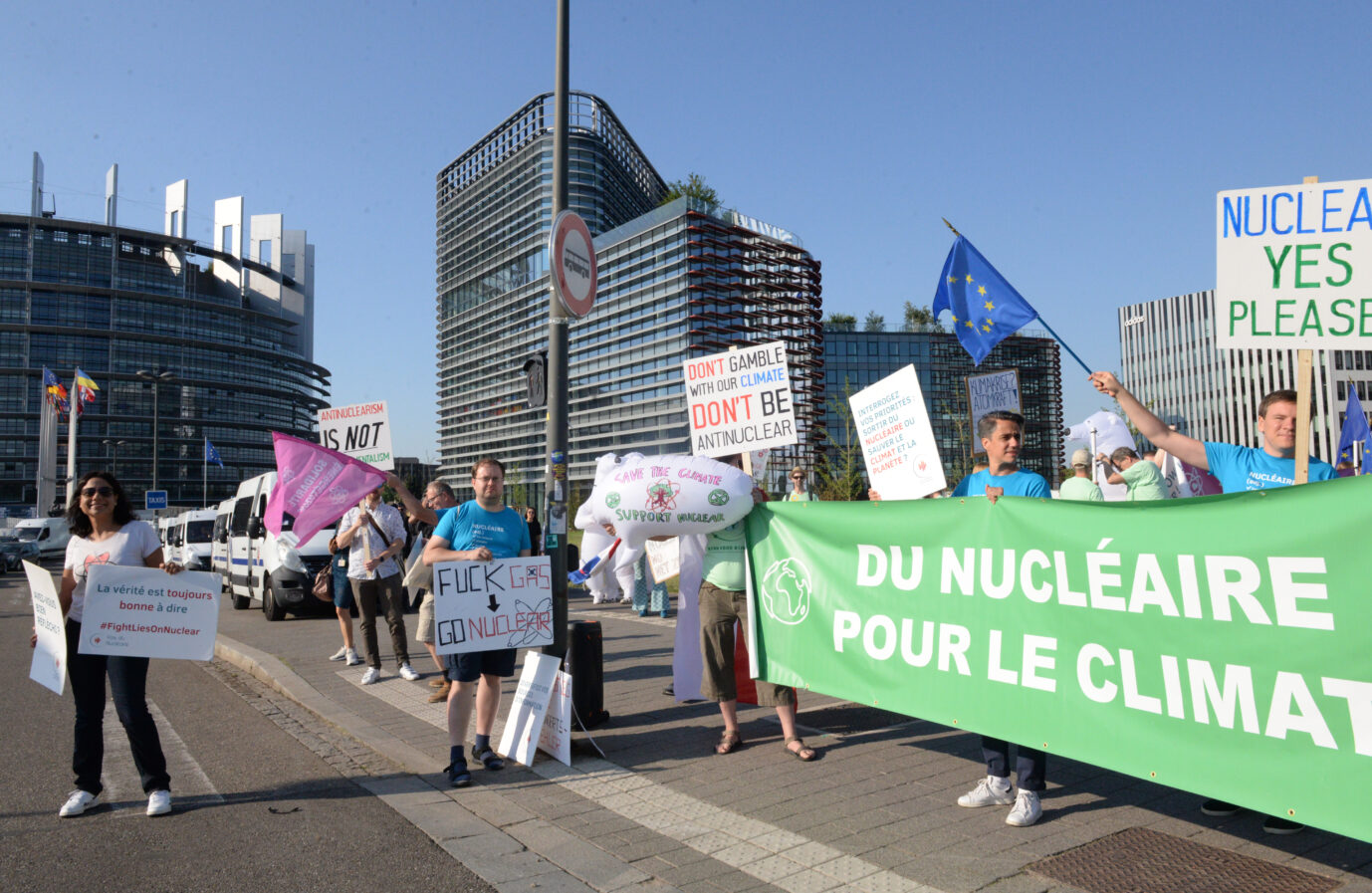 Umweltschützer demonstrieren in Straßburg gegen die Einstufung von Atomkraft als nachhaltig Foto: picture alliance/dpa/CTK | Kupec Petr