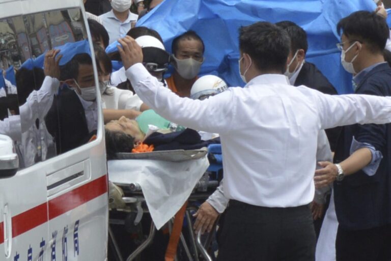 Shinzon Abe wird nach dem Attentat ins Krankenhaus eingeliefert und stirbt dort Foto: picture alliance / ASSOCIATED PRESS | Kazuhiko Hirano