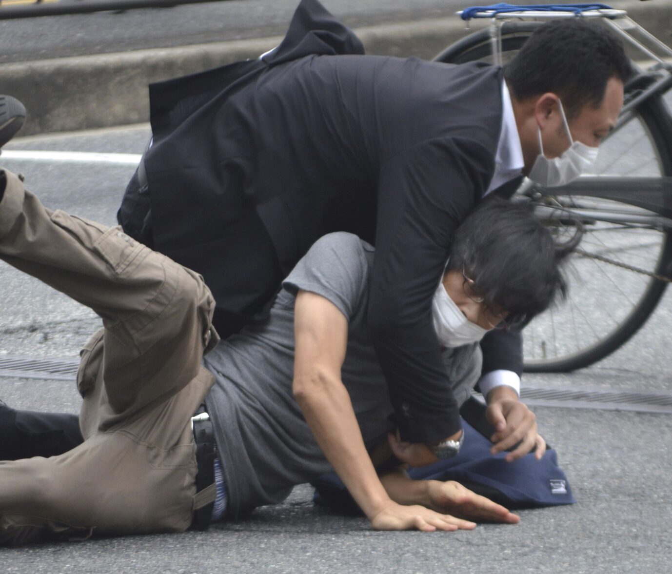 Der Attentäter wird von Sicherheitskräften überwältigt und festgenommen Foto: picture alliance / ASSOCIATED PRESS | Kazuhiko Hirano