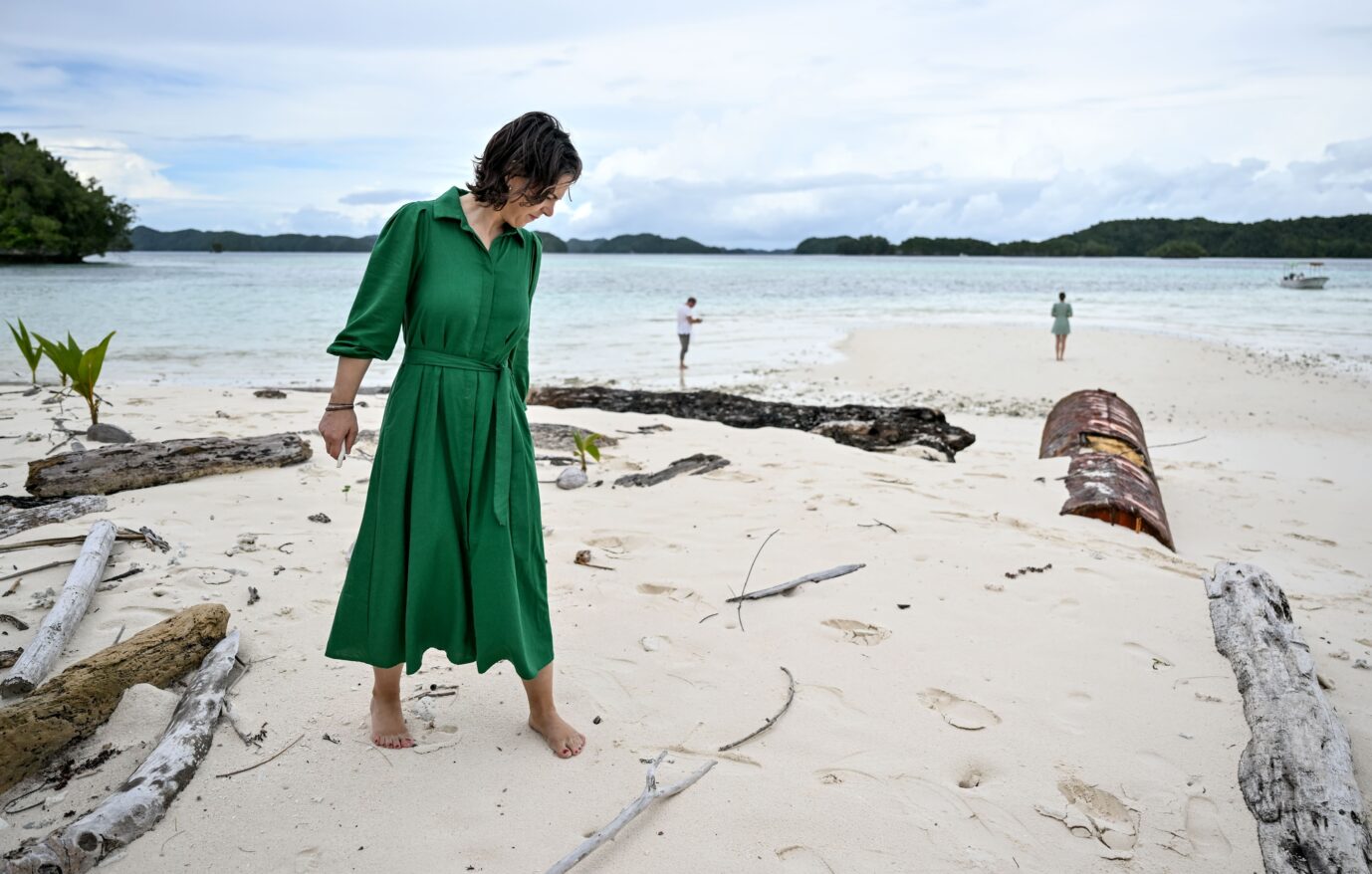 Annalena Baerbock am Strand in Palau: Außer Spesen nix gewesen Foto: picture alliance/dpa | Britta Pedersen