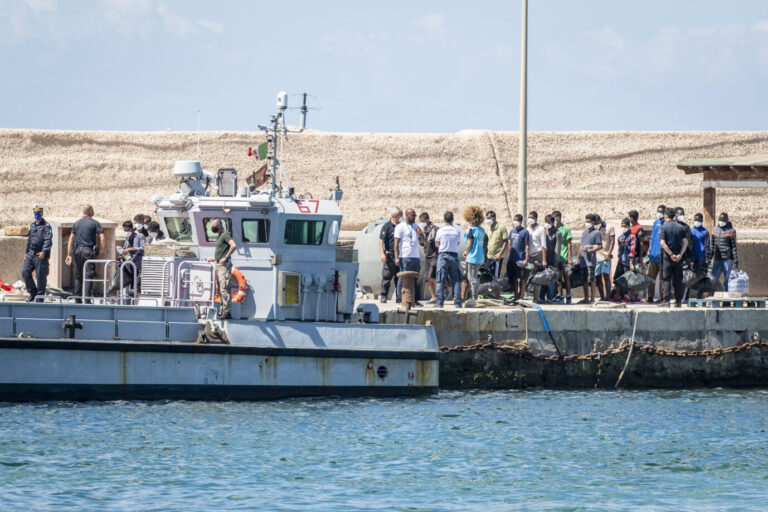 Insgesamt 1.200 Migranten werden von Lampedusa an andere Orte Italiens befördert Foto:picture alliance / Photoshot | -