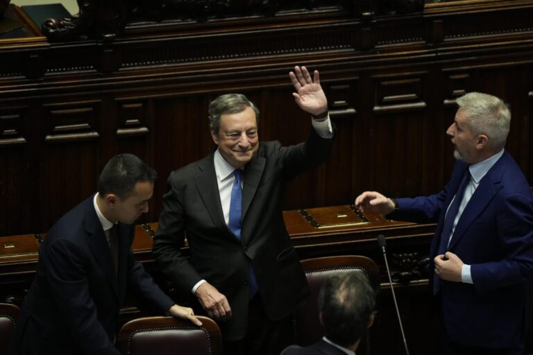 Italiens Ministerpräsident Mario Draghi (M.) verabschiedet sich von seinem Amt Foto: picture alliance / ASSOCIATED PRESS | Andrew Medichini