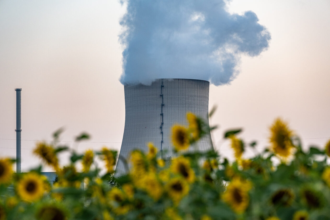 Das Atomkraftwerk Isar 2 in Bayern: Eine mögliche Wiederinbetriebnahme abgeschalteter Anlagen wäre laut dem TÜV keine Frage von Jahren, sondern eher von wenigen Monaten oder Wochen