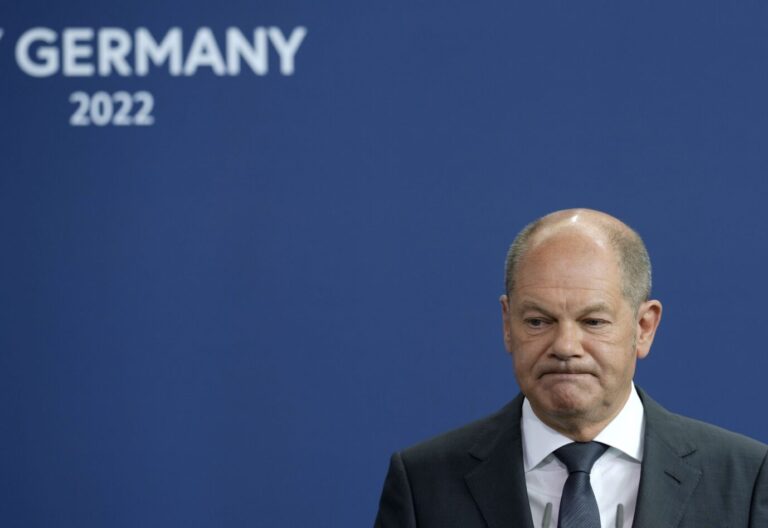 Bundeskanzler Scholz (SPD) kündigt weitere Entlastungen an: Stromkunden müssen allerdings mehr zahlen Foto: picture alliance / ASSOCIATED PRESS | Markus Schreiber