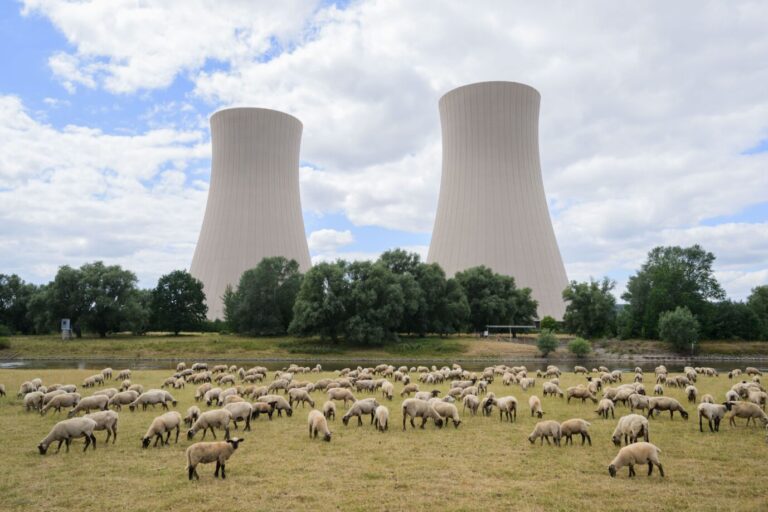 Kippt der Atomausstieg? Das stillgelegte Atomkraftwerk Grohnde. Ob es wieder ans Netz geht, hängt von Wirtschaftsminister Robert Habeck (Grüne) ab.