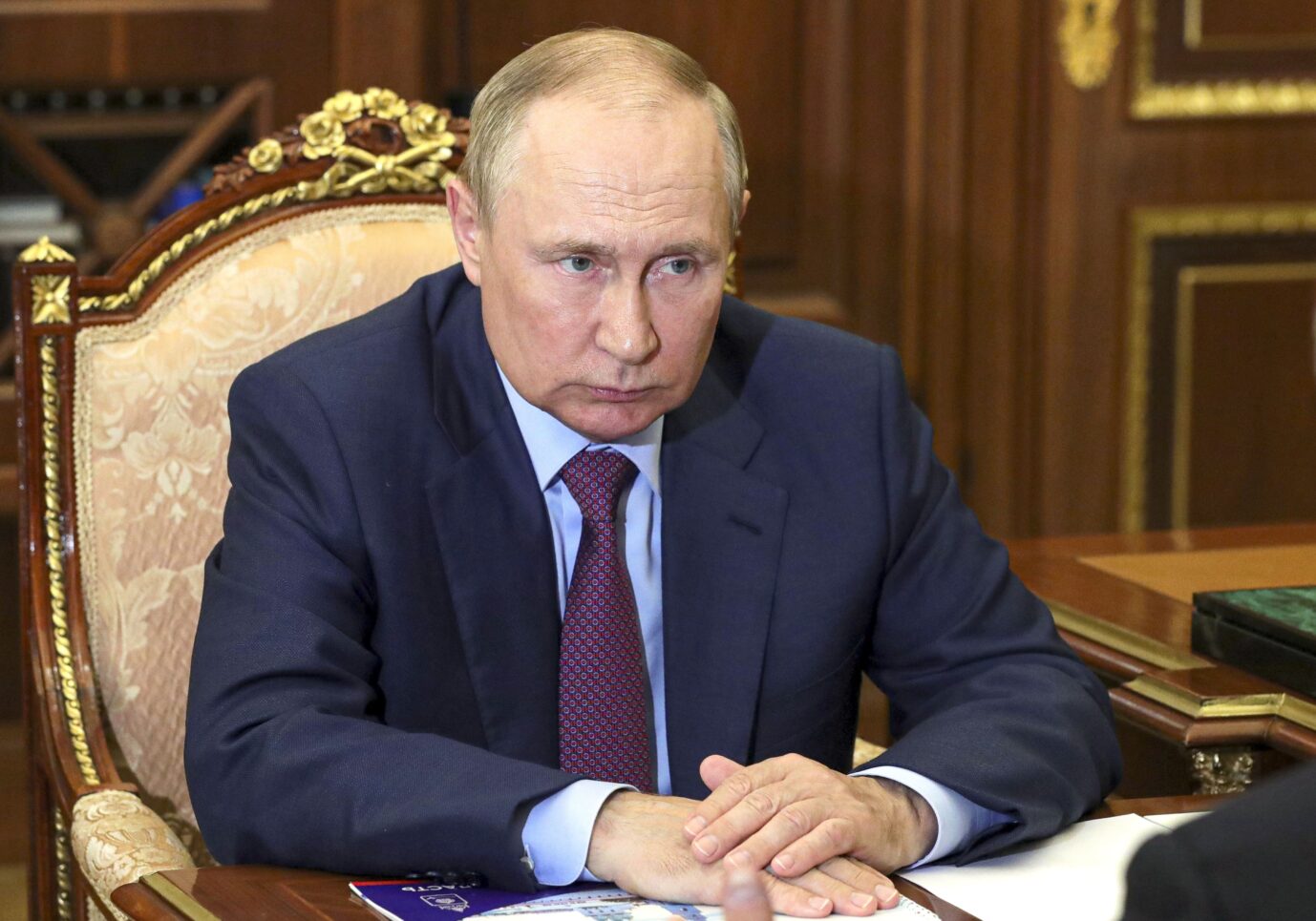Rußlands Präsident Wladimir Putin kämpft mit einer einbrechenden Wirtschaft. Nur dank Öl und Gas ist das Minus nicht noch größer.