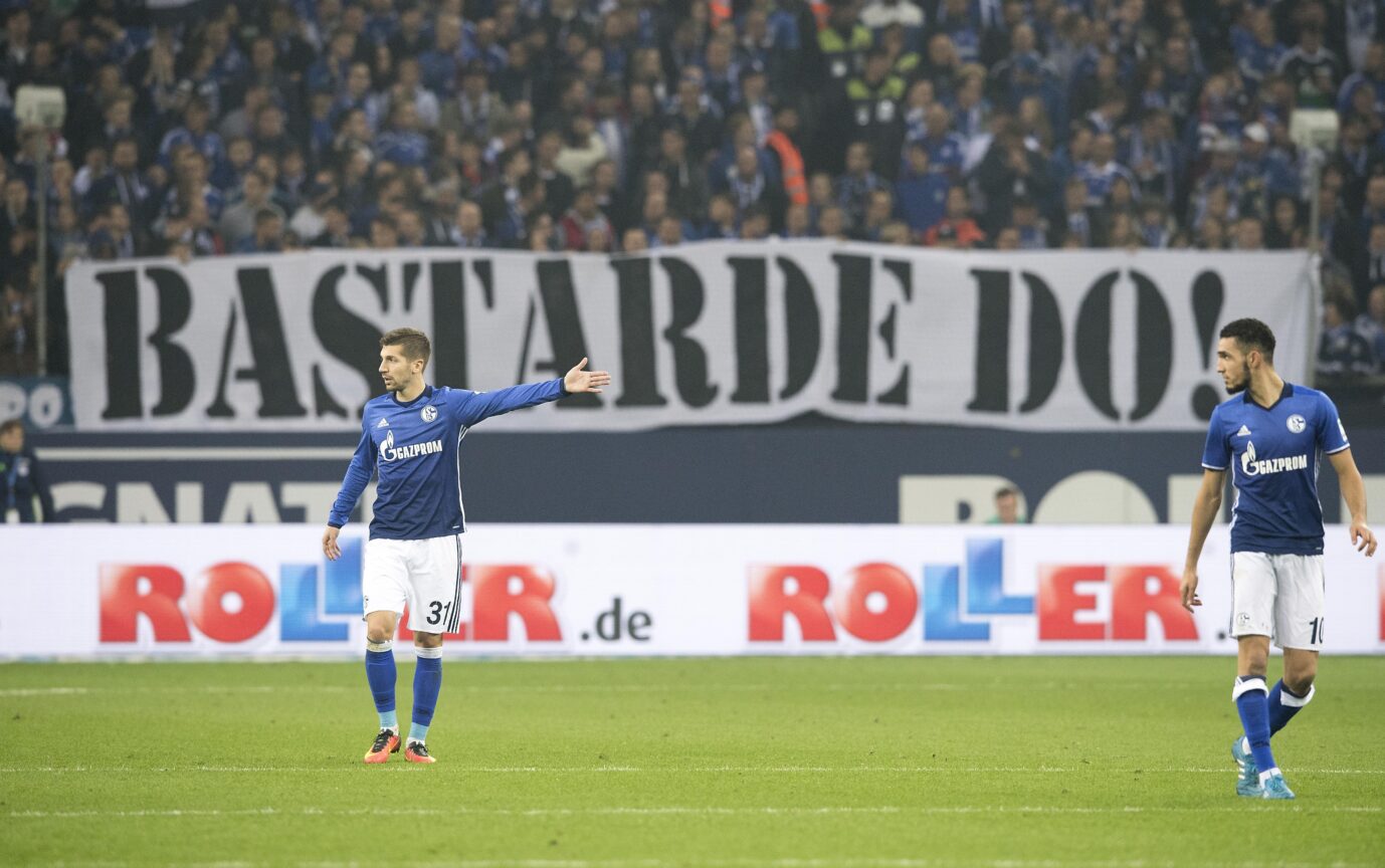 Plakat der Schalker-Fans gegen die Dortmunder: Diskriminierung im Stadion soll in NRW gemeldet werden Foto: picture alliance / SvenSimon | Anke Waelischmiller/SVEN SIMON