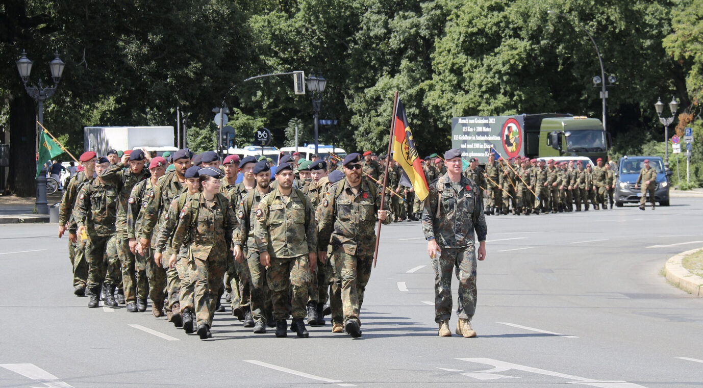 Der Reservistenverband der Bundeswehr marschiert zum Bendlerblock Foto: Reservistenverband