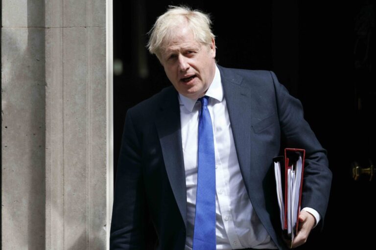 Premierminister Boris Johnson (Konservative) verläßt seinen Amtssitz in Downing Street Immer mehr Parteifreunde fordern seinen Rücktritt Foto: picture alliance / EPA | TOLGA AKMEN.