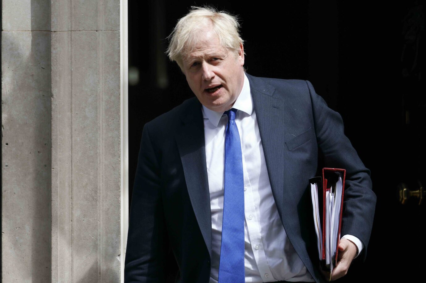 Premierminister Boris Johnson (Konservative) verläßt seinen Amtssitz in Downing Street Immer mehr Parteifreunde fordern seinen Rücktritt Foto: picture alliance / EPA | TOLGA AKMEN.