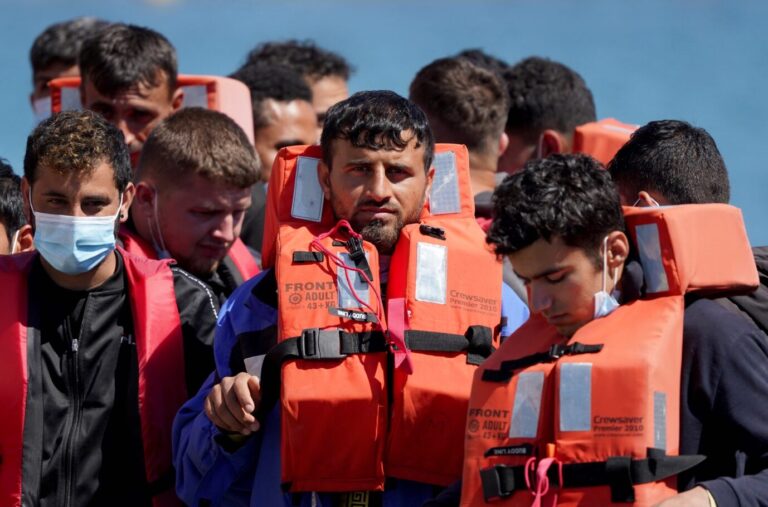 Migranten vor der Küste von Dover Illegale Einreisen in Großbritannien erreichen einen neuen Rekordwert Foto: picture alliance / empics | Gareth Fuller