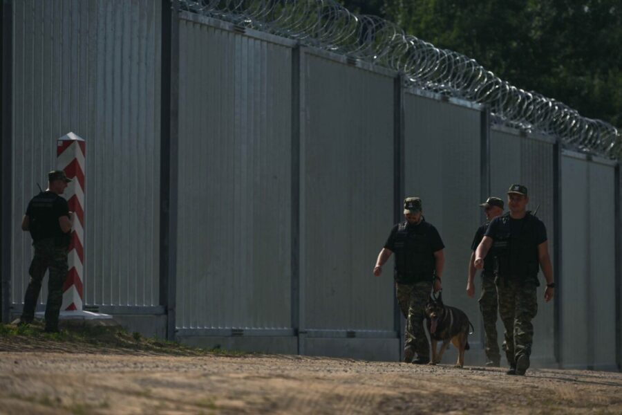 Polnische Polizisten patrouillieren entlang der Grenze zu Weißrußland entlang Die Zahl der Grenzübertritte ist zuletzt stark gesunken Foto: picture alliance / NurPhoto | Artur Widak