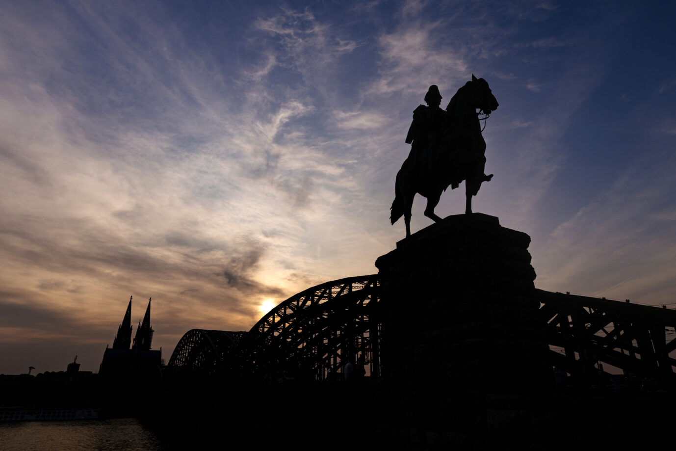 Das Reiterstandbild von Kaiser Wilhelm I. auf der Hohenzollernbrücke in Köln Foto: picture alliance / Geisler-Fotopress | Christoph Hardt/Geisler-Fotopress