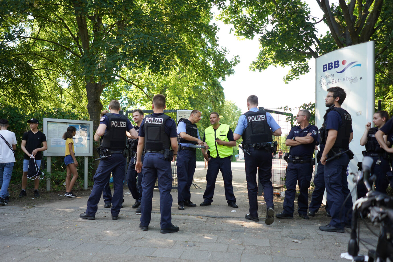 Immer häufiger muss die Berliner Polizei an Badestellen anrücken, hier am "Sommerbad Pankow" Foto: picture alliance/dpa | Jörg Carstensen