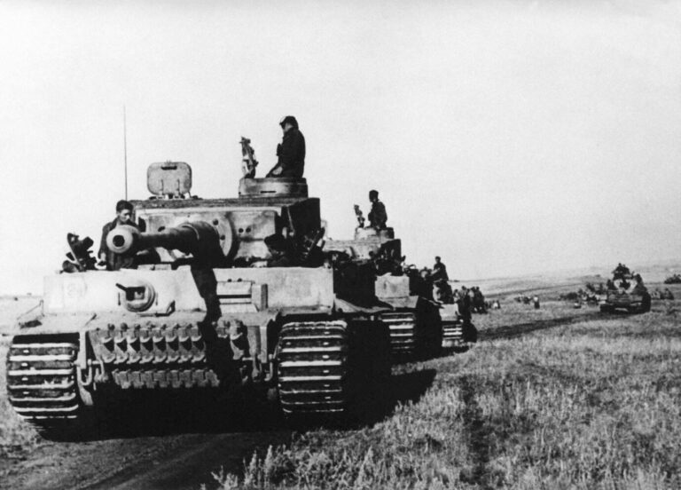 Ein "Tiger"-Panzer zieht als Teil einer Kolonne 1944 durch die ukrainische Steppe Foto: picture alliance / Photo12/Collection Bernard Croch | -