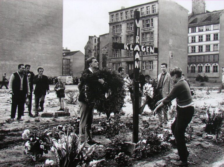 Westberliner richteten kurz nach dem Tod Peter Fechters eine Gedenkstätte für ihn ein Foto: picture alliance / Photo12/Ann Ronan Picture Librar | -