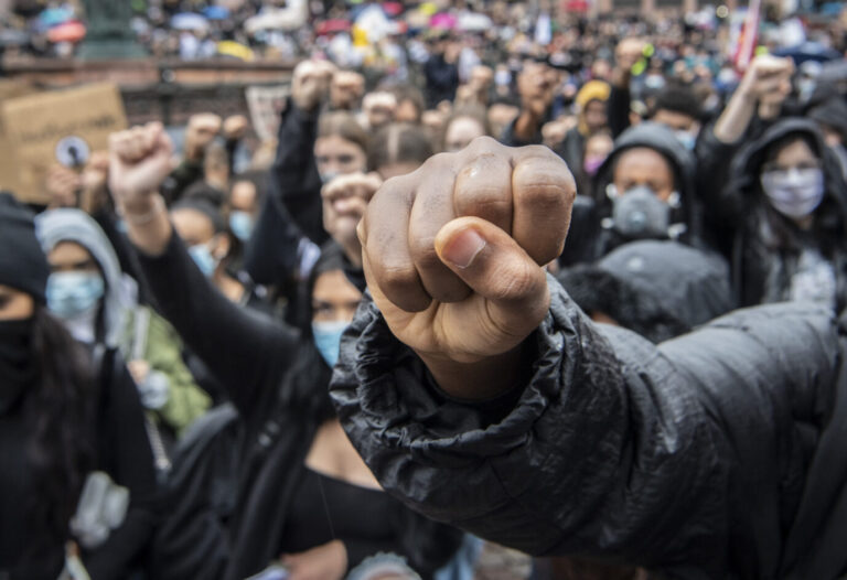 Schwarze Faust als Zeichen gegen Rassismus: Bah-Traore gibt sich selbstbewußt und kämpferisch (Symbolbild) Foto: picture alliance/dpa | Boris Roessler