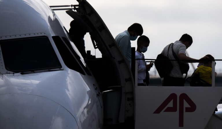 Flucht per Flugzeug und auf Steuerzahlerkosten: Migranten erreichen den Flughafen Hannover.