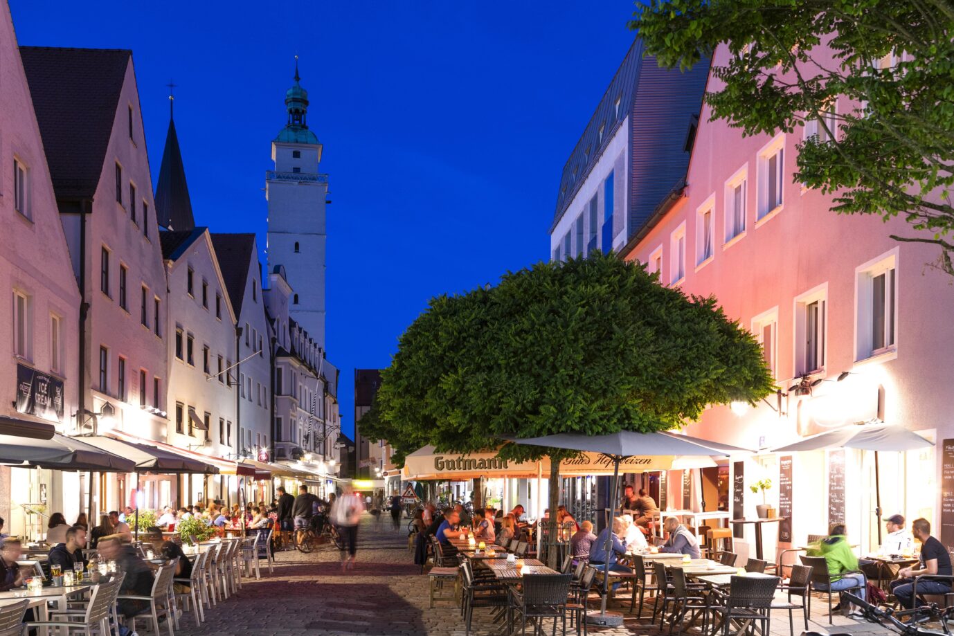 Szene aus dem abendlichen Ingolstadt. Hier ist das Café Mohrenkopf beheimatet. Der Name bleibt trotz Anfeindungen