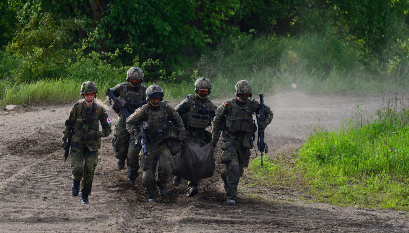 Soldaten der Bundeswehr während einer Gefechtsübung Foto: picture alliance/dpa | Philipp Schulze