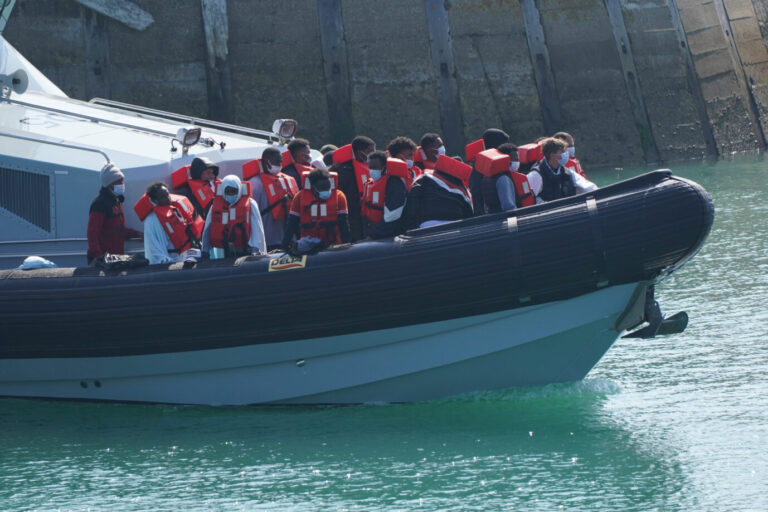Migranten werden von einem Boot an die britische Küste gebracht: Am Montag registrierten die Behörden 1.295 illegale Einwanderer